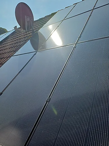 Solarpanels installiert auf einem Dach zur Nutzung von Solarenergie.