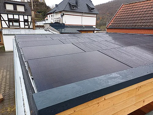Dach mit Solarplatten, die zur umweltfreundlichen Energieerzeugung dienen. 