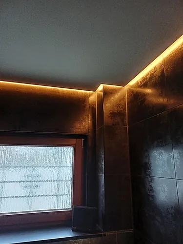 Indireckte Deckenbeleuchtung im Badezimmer