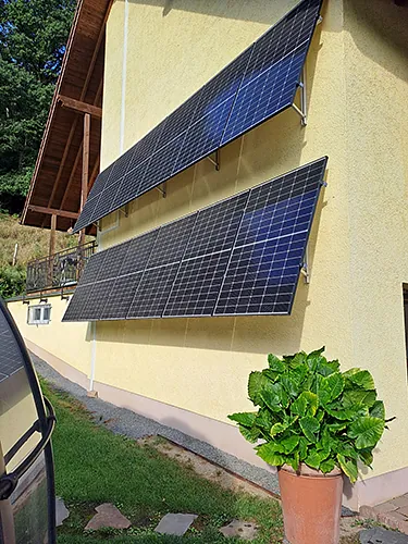 PV-Anlagen an Häuserwand