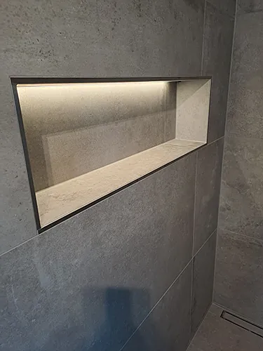 Duschregal mit eingebauter Beuleuchtung